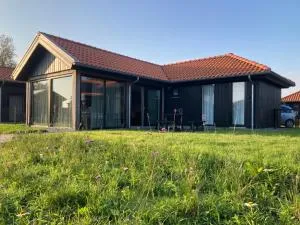 4 pers house with on a dutch chanel - Anjum