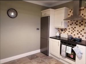 2 Bed Flat - Sleeps 4 - Garden - Parking - Wifi