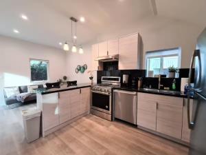 Prime LA 2 bedroom & 3 bath home Beverly Hills adj