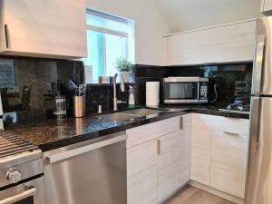 Prime LA 2 bedroom & 3 bath home Beverly Hills adj