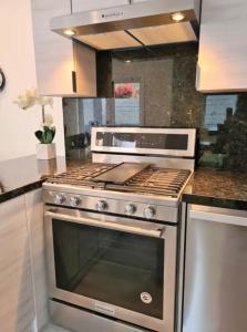 Prime LA 2 bedroom & 3 bath home Beverly Hills adj