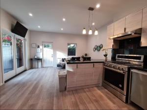 Prime LA 2 bedroom & 3 bath home Beverly Hills adj