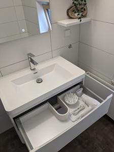 Privatzimmer und Küche mit Balkon und Ausblick