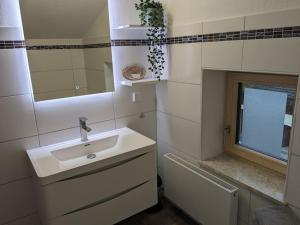 Privatzimmer und Küche mit Balkon und Ausblick