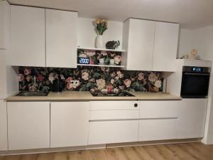 Privatzimmer und Küche mit Balkon und Ausblick