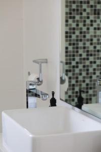 Large 2BR w AC balcony parking pet friendly