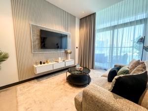 Chic 1-Bedroom with Epic Burj Khalifa Views