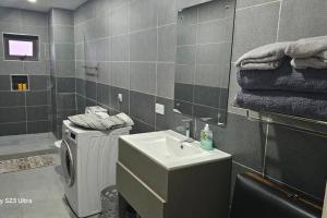 2 mins walk beachfront Seaview apartment