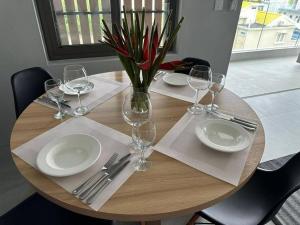 2 mins walk beachfront Seaview apartment