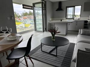 2 mins walk beachfront Seaview apartment