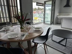 2 mins walk beachfront Seaview apartment