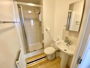 4 Bed House with Driveway Parking for 2 Cars - Rugby - Sleeps 10! Perfect for groups!