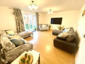 4 Bed House with Driveway Parking for 2 Cars - Rugby - Sleeps 10! - Walcote