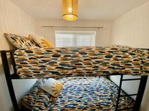 4 Bed House with Driveway Parking for 2 Cars - Rugby - Sleeps 10! Perfect for groups!