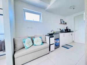 Relaxing Hideaway w Balcony Views at Cool Suites