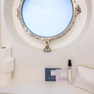 Boat suite - A Unique Houseboat Stay in Amsterdam