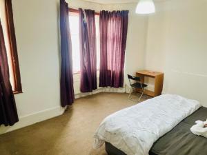 Spacious Room near central london