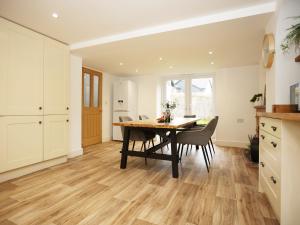 Sleeps 8 - Parking - M5 - long stays