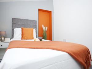 Sleeps 8 - Parking - M5 - long stays