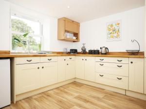 Sleeps 8 - Parking - M5 - long stays