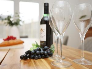 Sleeps 8 - Parking - M5 - long stays