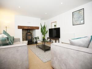 Sleeps 8 - Parking - M5 - long stays