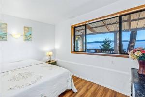 4BR waterfront home with beach access and views