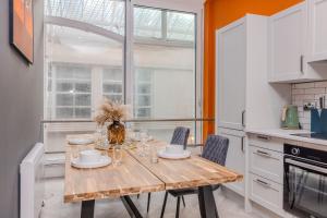 Stylish 3-Bedroom Flat Near Brighton Beach and Iconic Lanes