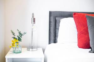 Bright Riverside 2 Bed Haven with Balcony - Modern Comfort in Battersea