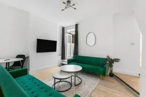 Luxury Ground Floor Flat FREE Parking With Private Garden by E&L Homes - Worcester Park