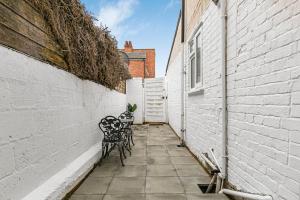 Luxury Ground Floor Flat FREE Parking With Private Garden by E&L Homes