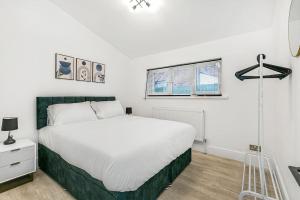 Luxury Ground Floor Flat FREE Parking With Private Garden by E&L Homes