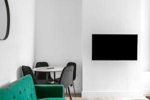 Luxury Ground Floor Flat FREE Parking With Private Garden by E&L Homes