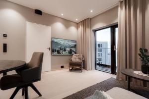 Luxury penthouse apt with amazing views