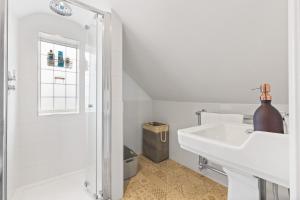 Modern Serenity in Langley Vale