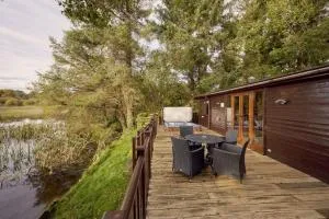 Buzzard Lodge with Hot-tub - Wiggonby