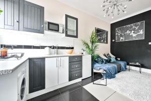 Steps from stadium with parking & fantastic transport Links!