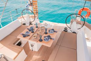 Luxury Sailing Cruises in Athens with Traditional Greek Cuisine and Drinks