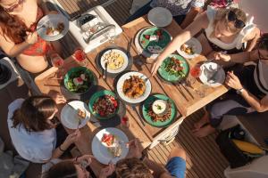 Luxury Sailing Cruises in Athens with Traditional Greek Cuisine and Drinks