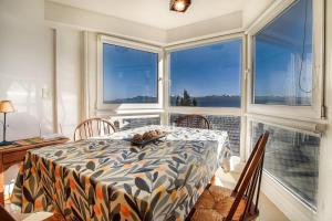 Nahuel Huapi Apart con vista al lago y estacionamiento