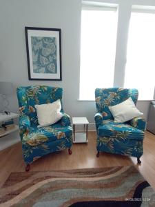 Between beach & shops - Private parking en-suite