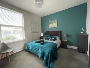 Between beach & shops - Private parking en-suite