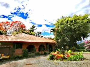 Hotel Boutique Casona del Cafetal and Lakeside Restaurant - Flor