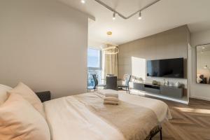 Warta River Glamour Apartment by BookingHost