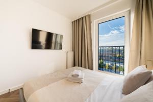 Warta River Glamour Apartment by BookingHost