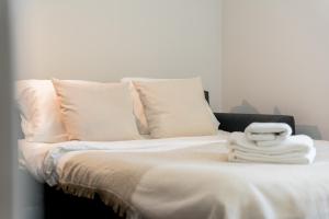 Warta River Glamour Apartment by BookingHost