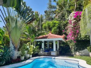 SUNKISS VILLA by Yogya Tropicana