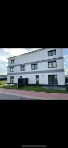 Neu-gebautes-komplettes-Reihenhaus
