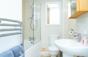 CENTRAL SERVICED APARTMENTS - Cosy 1 Bedroom - Close To University of Dundee - Sleeps 2 - Ground Level - Self Check In - Modern and Cosy - Fast WiFi - Heating 24-7 - Free Street Parking