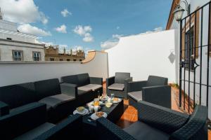 Duplex with terrace- 5Bd 3Bth- Center